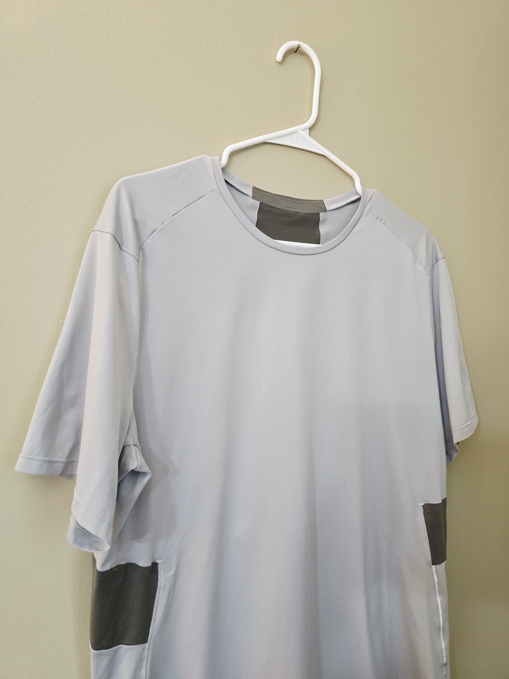 Light Gray Performance Short-Sleeve Men's Shirt Reflective Running - Picture 2 of 6
